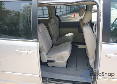 2009 Chrysler Town & Country Touring из США, поврежденный, VIN 2A8HR54199R675608